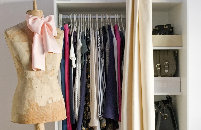 בחירת בגדי נשים ליצירת מלתחה על זמנית עם אופנת מומה