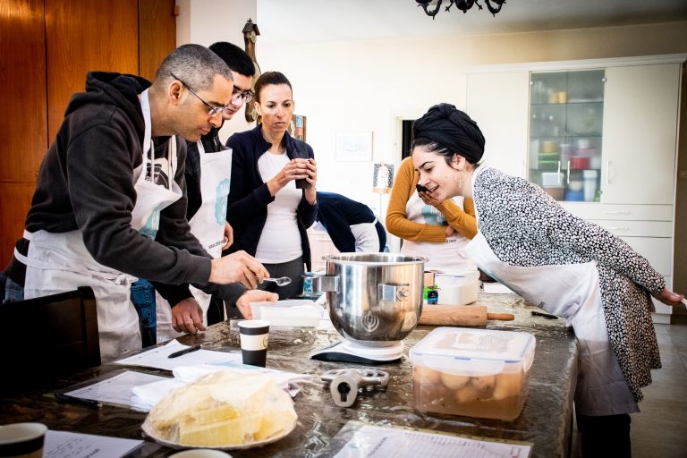 סדנאות בישול ואפייה מקצועיות בקסרול - סדנת סושי, סדנת עוגות וקינוחים בסטודיו קולינרי מעוצב.