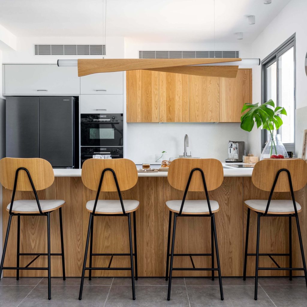 עיצוב פנים יוקרתי הכולל כסאות בר מעוצבים, פינת אוכל מודרנית וריהוט למסעדות מבית רהיטי גן נוי Chair2U.