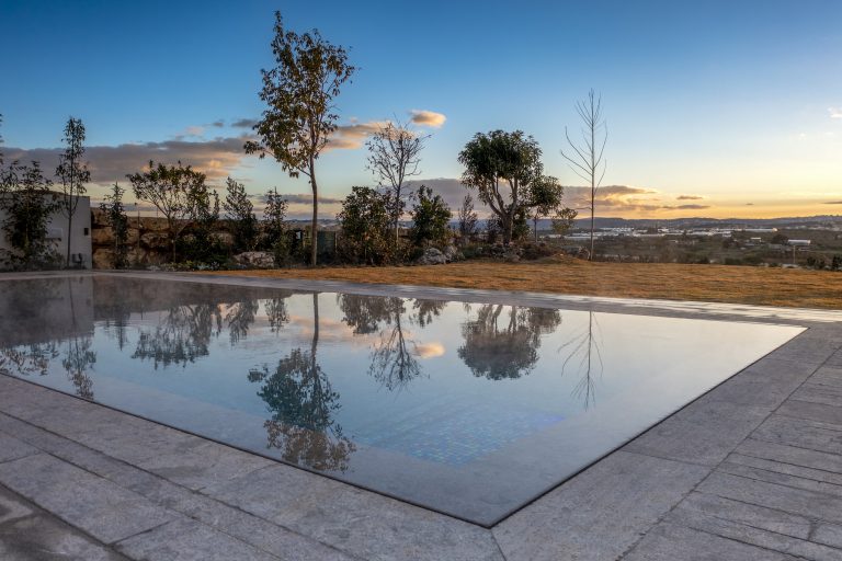 הקמת בריכות שחייה יוקרתיות עם רצפה הידראולית וכיסויים חכמים - פלגים בריכות שחייה.