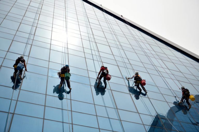 עבודות בגובה וניקוי חלונות בסנפלינג על ידי צוות סקארו - פיגומים להשכרה ובטיחות בבנייה