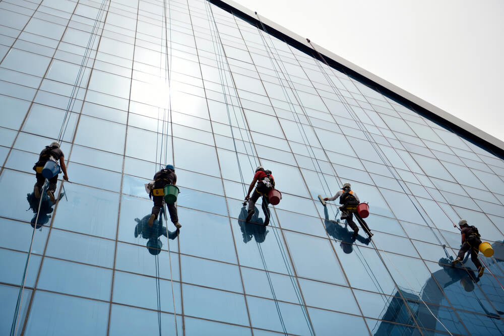 עבודות בגובה וניקוי חלונות בסנפלינג על ידי צוות סקארו - פיגומים להשכרה ובטיחות בבנייה