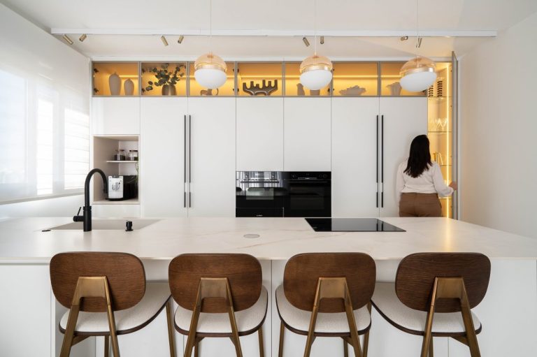 עיצוב מטבחים יוקרתי של הרודס מטבחים - מטבח כפרי מעוצב עם אי מרכזי ומשטחי שיש.