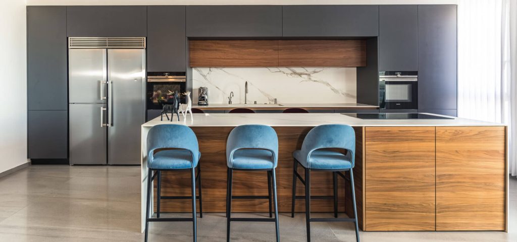 שיש למטבח יוקרתי - משטח שיש אינפיניטי ודקטון במטבח מעוצב של שיש איציק