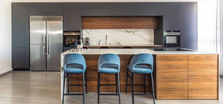 שיש למטבח יוקרתי - משטח שיש אינפיניטי ודקטון במטבח מעוצב של שיש איציק