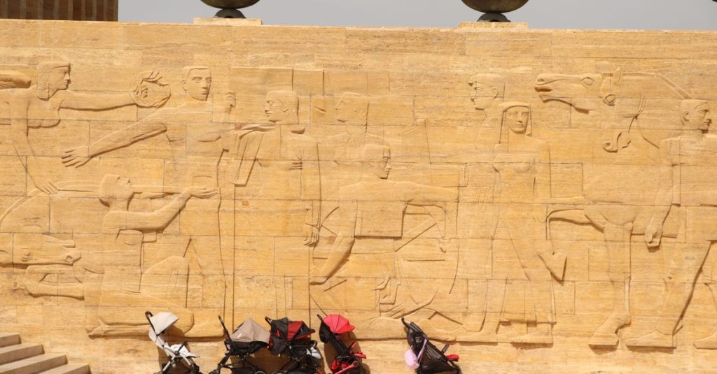 טיסה עם תינוק: מה מותר להעלות למטוס וכמה זה עולה?